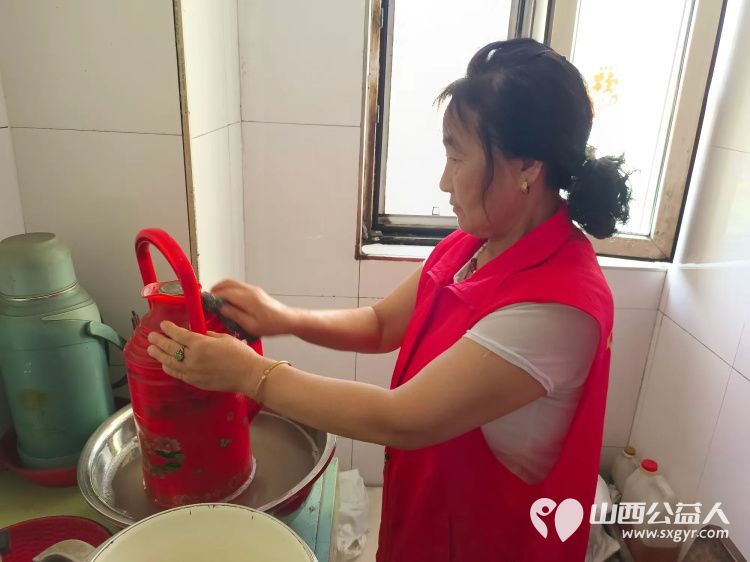 介休市敬老协会去绵山镇后党峪开展关爱乡村老人公益活动入户86岁特困老人孙士功家中为老人打扫卫生料理家务 - 第4张 - 山西公益人 介休市敬老协会去绵山镇后党峪开展关爱乡村老人公益活动入户86岁特困老人孙士功家中为老人打扫卫生料理家务 - 第4张