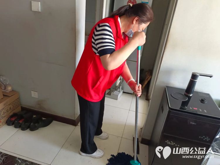 介休市敬老协会去绵山镇后党峪开展关爱乡村老人公益活动入户86岁特困老人孙士功家中为老人打扫卫生料理家务 - 第3张 - 山西公益人 介休市敬老协会去绵山镇后党峪开展关爱乡村老人公益活动入户86岁特困老人孙士功家中为老人打扫卫生料理家务 - 第3张