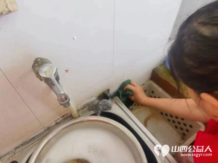 绵山镇后党峪小区携介休市敬老协会志愿者开展关爱老人公益活动入户64岁低保李成兵老人家中为老人收拾家务 - 第6张 - 山西公益人 绵山镇后党峪小区携介休市敬老协会志愿者开展关爱老人公益活动入户64岁低保李成兵老人家中为老人收拾家务 - 第6张