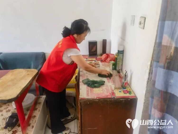 绵山镇后党峪小区携介休市敬老协会志愿者开展关爱老人公益活动入户64岁低保李成兵老人家中为老人收拾家务 - 第2张 - 山西公益人 绵山镇后党峪小区携介休市敬老协会志愿者开展关爱老人公益活动入户64岁低保李成兵老人家中为老人收拾家务 - 第2张