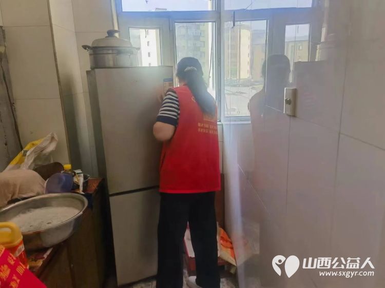 绵山镇后党峪小区携介休市敬老协会志愿者开展关爱老人公益活动入户64岁低保李成兵老人家中为老人收拾家务 - 第7张 - 山西公益人 绵山镇后党峪小区携介休市敬老协会志愿者开展关爱老人公益活动入户64岁低保李成兵老人家中为老人收拾家务 - 第7张