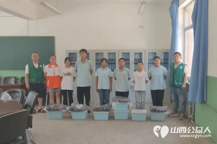 呵护童心温暖慰问 交城县顺风公益协会的志愿者与庞泉沟驻站社工携手为庞泉沟镇的15名儿童送去了儿童节的慰问礼物 - 第1张 - 山西公益人 呵护童心温暖慰问 交城县顺风公益协会的志愿者与庞泉沟驻站社工携手为庞泉沟镇的15名儿童送去了儿童节的慰问礼物 - 第1张