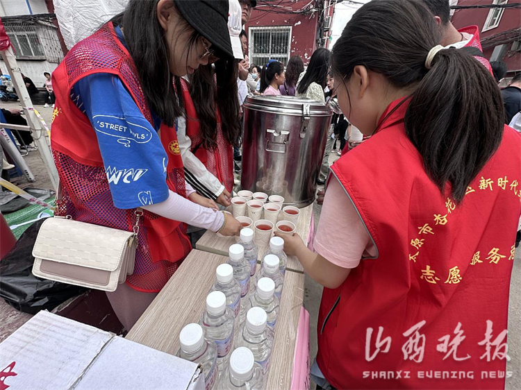 太原市杏花岭区杏花红志愿服务中心联合几个社区和爱心志愿服务单位在太原市第34中学、太原市交通学校分别开展高考爱心送水公益活动 - 第5张