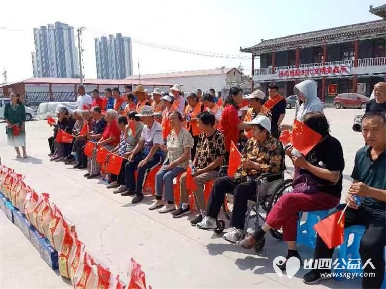 徐沟镇党委政府、山西好人张小义、徐沟镇东南坊村组织的迎七一活动在东南坊村举行并为老党员退役军人环卫工人孤寡老人等发放了米面粮油矿泉水 - 第16张