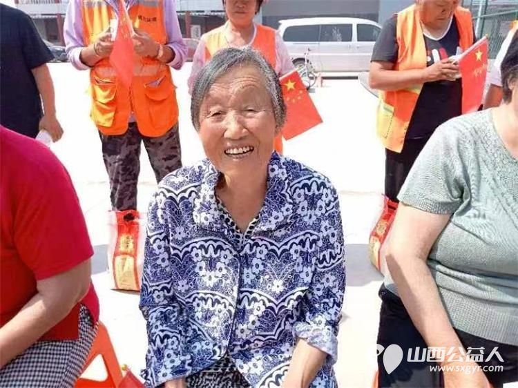 徐沟镇党委政府、山西好人张小义、徐沟镇东南坊村组织的迎七一活动在东南坊村举行并为老党员退役军人环卫工人孤寡老人等发放了米面粮油矿泉水 - 第10张
