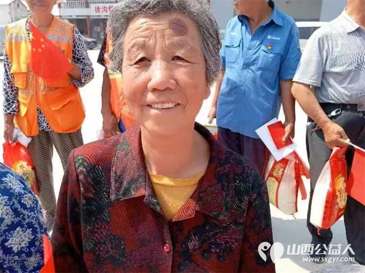 徐沟镇党委政府、山西好人张小义、徐沟镇东南坊村组织的迎七一活动在东南坊村举行并为老党员退役军人环卫工人孤寡老人等发放了米面粮油矿泉水 - 第8张