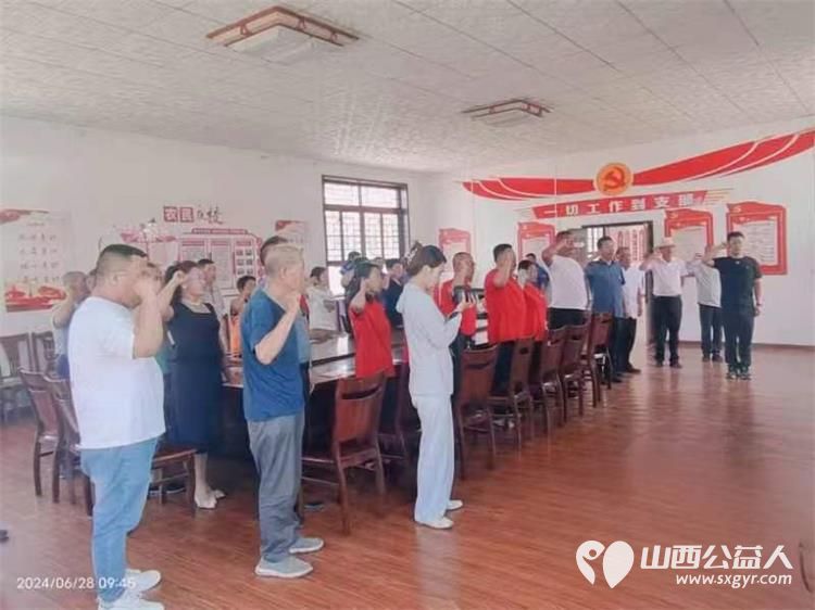 徐沟镇党委政府、山西好人张小义、徐沟镇东南坊村组织的迎七一活动在东南坊村举行并为老党员退役军人环卫工人孤寡老人等发放了米面粮油矿泉水 - 第14张