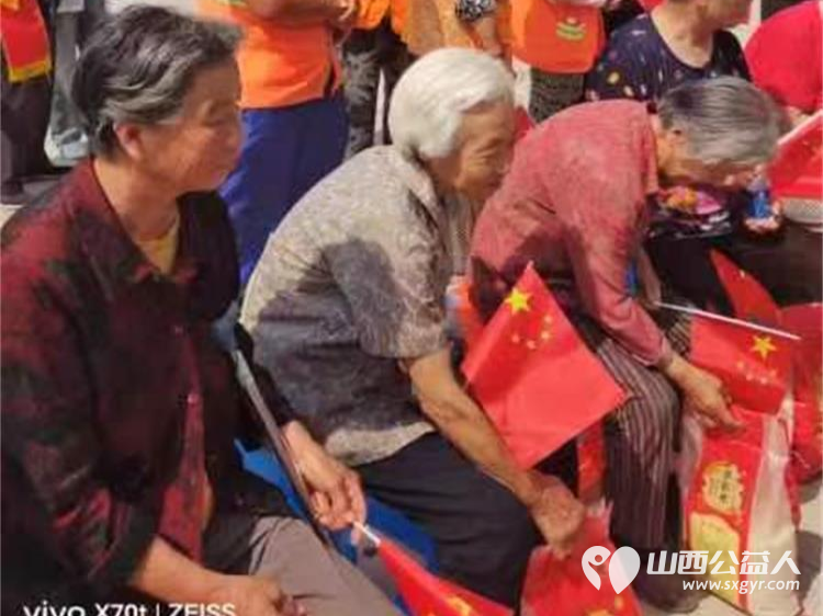 徐沟镇党委政府、山西好人张小义、徐沟镇东南坊村组织的迎七一活动在东南坊村举行并为老党员退役军人环卫工人孤寡老人等发放了米面粮油矿泉水 - 第6张