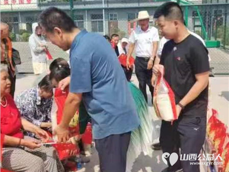 徐沟镇党委政府、山西好人张小义、徐沟镇东南坊村组织的迎七一活动在东南坊村举行并为老党员退役军人环卫工人孤寡老人等发放了米面粮油矿泉水 - 第7张