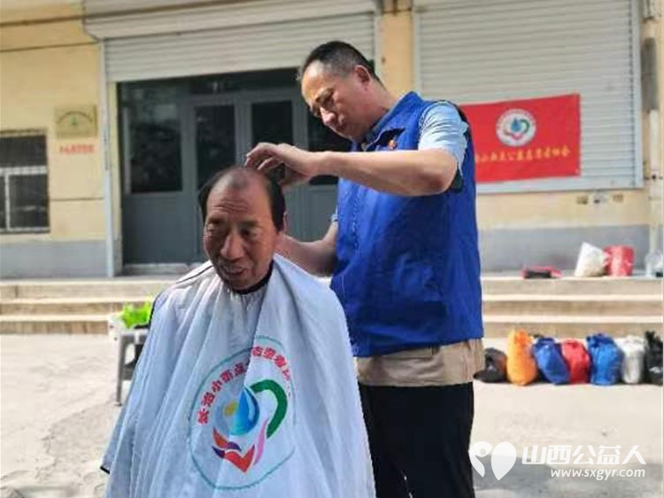 长治小雨点公益志愿者协会组织志愿者到雨花斋二部为老人义务理发帮厨活动 - 第13张
