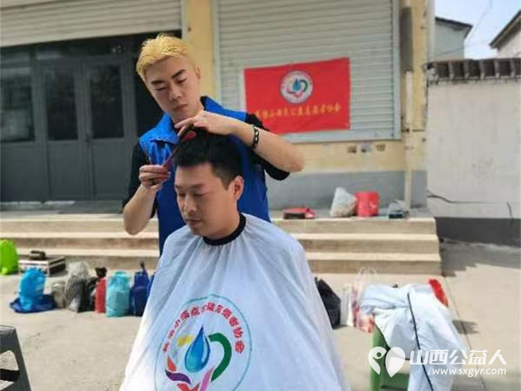 长治小雨点公益志愿者协会组织志愿者到雨花斋二部为老人义务理发帮厨活动 - 第9张