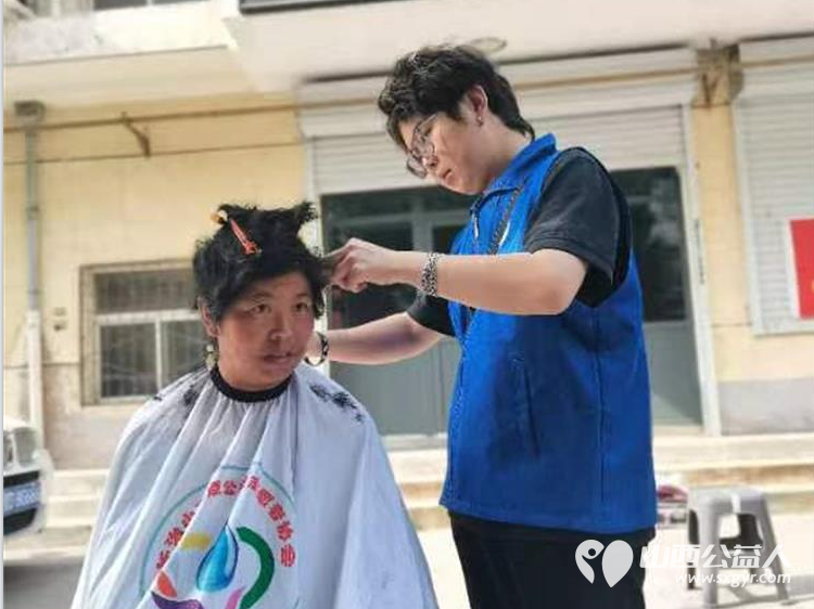 长治小雨点公益志愿者协会组织志愿者到雨花斋二部为老人义务理发帮厨活动 - 第5张