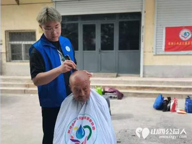 长治小雨点公益志愿者协会组织志愿者到雨花斋二部为老人义务理发帮厨活动 - 第4张