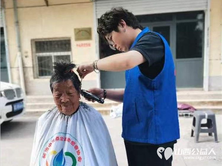 长治小雨点公益志愿者协会组织志愿者到雨花斋二部为老人义务理发帮厨活动 - 第3张