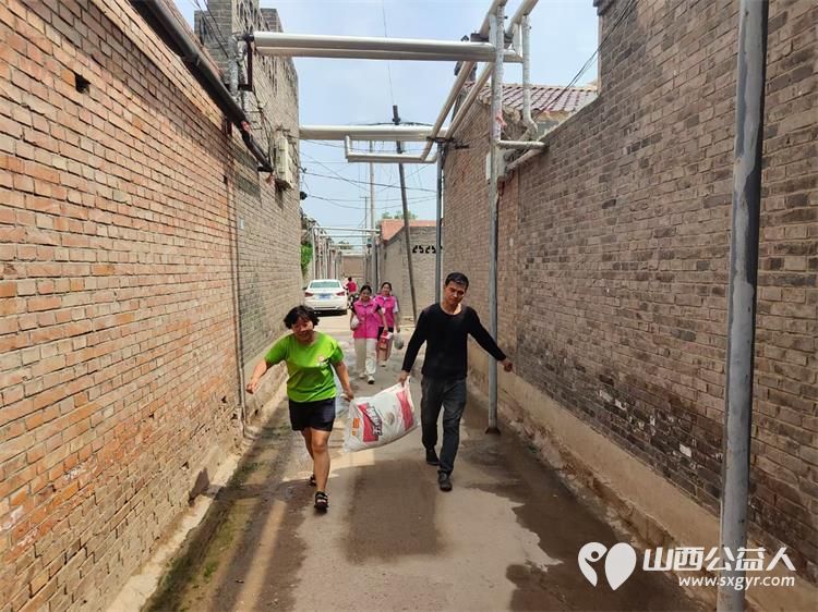 文水县爱心帮扶志愿者协会开展慰问行善者活动慰问成兆娥和王忠阳各1000元慰问金和价值200元的米面油 - 第5张