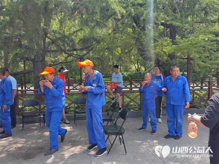 太原市龙城义工组织志愿者在迎泽公园慰问环卫、安保、工作人员吃西瓜防暑降温 - 第13张