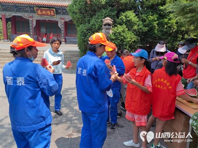 太原市龙城义工组织志愿者在迎泽公园慰问环卫、安保、工作人员吃西瓜防暑降温 - 第8张
