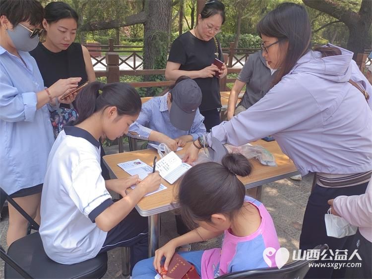 太原市龙城义工组织志愿者在迎泽公园慰问环卫、安保、工作人员吃西瓜防暑降温 - 第11张