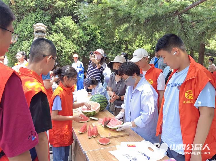 太原市龙城义工组织志愿者在迎泽公园慰问环卫、安保、工作人员吃西瓜防暑降温 - 第7张