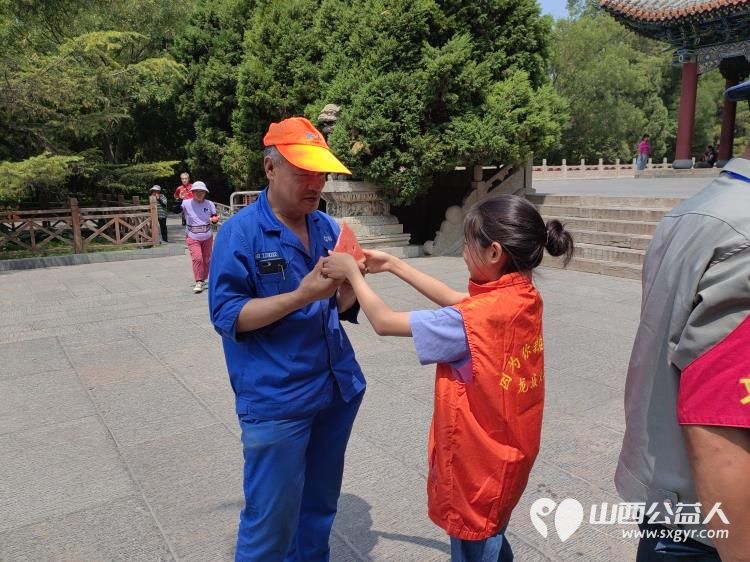 太原市龙城义工组织志愿者在迎泽公园慰问环卫、安保、工作人员吃西瓜防暑降温 - 第6张