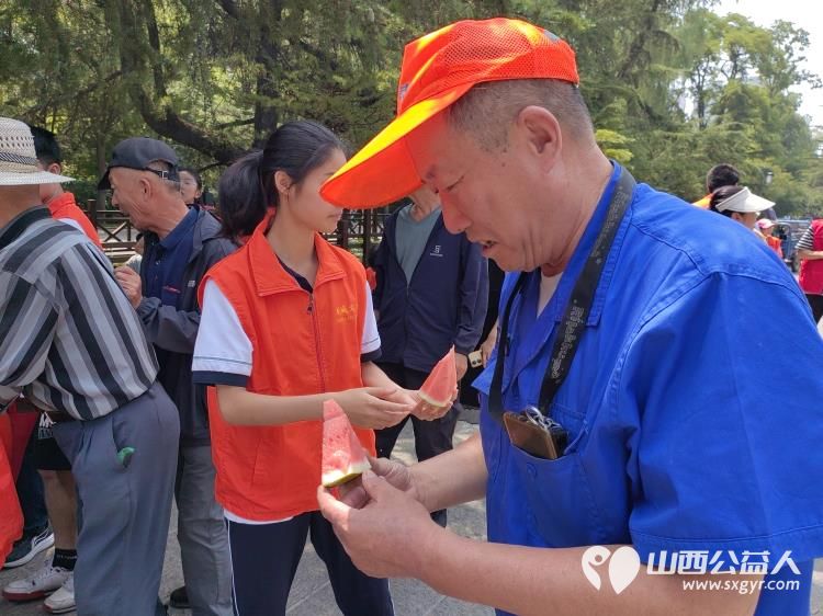 太原市龙城义工组织志愿者在迎泽公园慰问环卫、安保、工作人员吃西瓜防暑降温 - 第10张