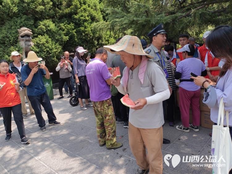 太原市龙城义工组织志愿者在迎泽公园慰问环卫、安保、工作人员吃西瓜防暑降温 - 第9张