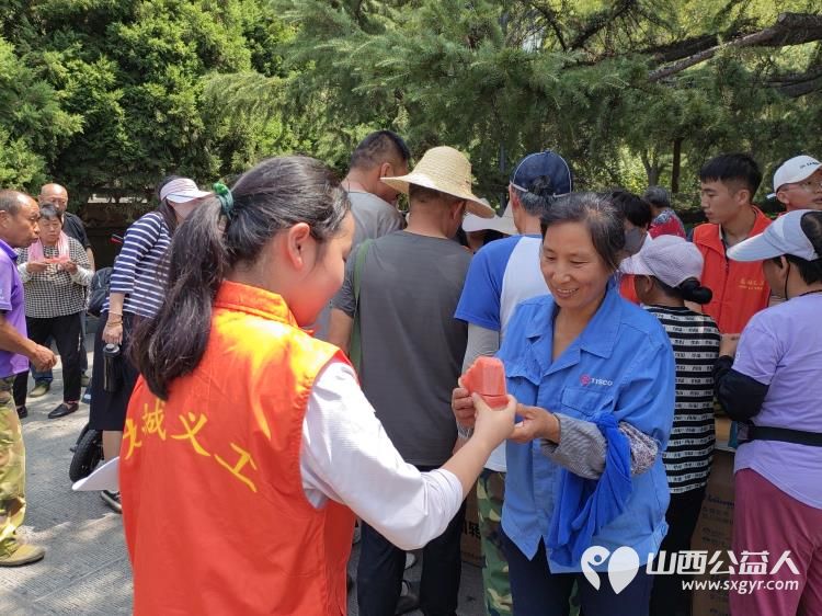 太原市龙城义工组织志愿者在迎泽公园慰问环卫、安保、工作人员吃西瓜防暑降温 - 第4张