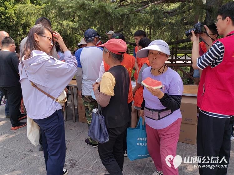 太原市龙城义工组织志愿者在迎泽公园慰问环卫、安保、工作人员吃西瓜防暑降温 - 第5张