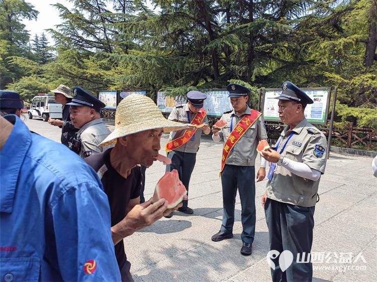 太原市龙城义工组织志愿者在迎泽公园慰问环卫、安保、工作人员吃西瓜防暑降温 - 第2张