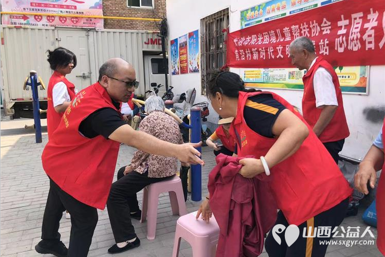 长治市阳光困境儿童帮扶协会赴长治市潞洲区常青街道角沿村开展义务理发志愿服务活动 - 第8张
