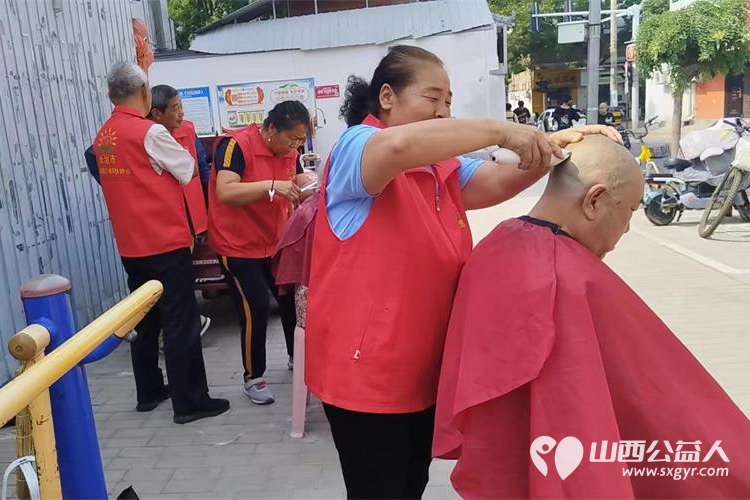 长治市阳光困境儿童帮扶协会赴长治市潞洲区常青街道角沿村开展义务理发志愿服务活动 - 第2张