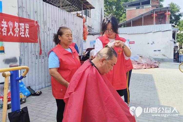 长治市阳光困境儿童帮扶协会赴长治市潞洲区常青街道角沿村开展义务理发志愿服务活动 - 第6张