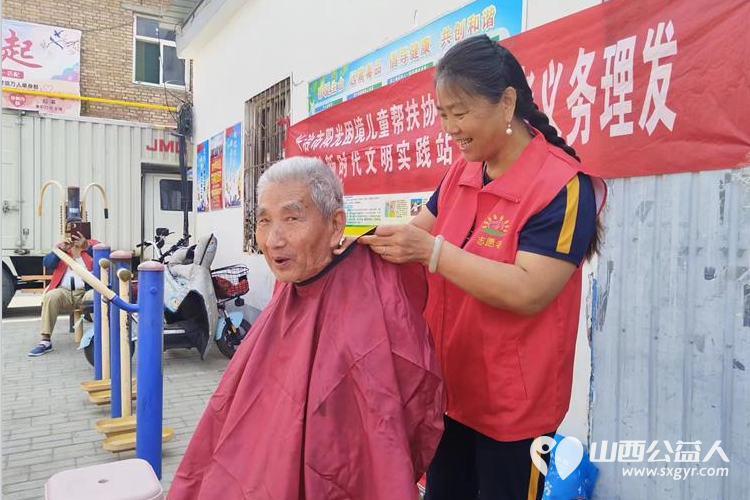 长治市阳光困境儿童帮扶协会赴长治市潞洲区常青街道角沿村开展义务理发志愿服务活动 - 第3张