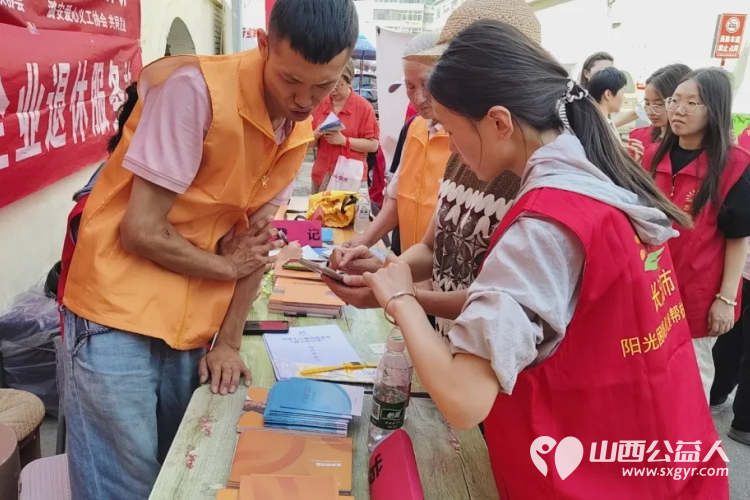 长治市阳光困境儿童帮扶协会组织志愿者参加黄手环行动走进府后社区开展发放黄手环活动 - 第4张