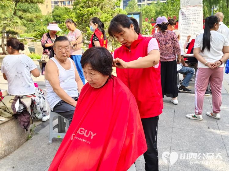 志愿服务进社区健康活动暖人心 介休市敬老协会志愿者走进北坛街道文苑街社区服务老人 - 第9张 - 山西公益人 志愿服务进社区健康活动暖人心 介休市敬老协会志愿者走进北坛街道文苑街社区服务老人 - 第9张