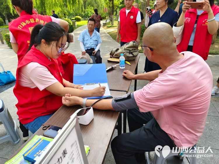 志愿服务进社区健康活动暖人心 介休市敬老协会志愿者走进北坛街道文苑街社区服务老人 - 第15张 - 山西公益人 志愿服务进社区健康活动暖人心 介休市敬老协会志愿者走进北坛街道文苑街社区服务老人 - 第15张