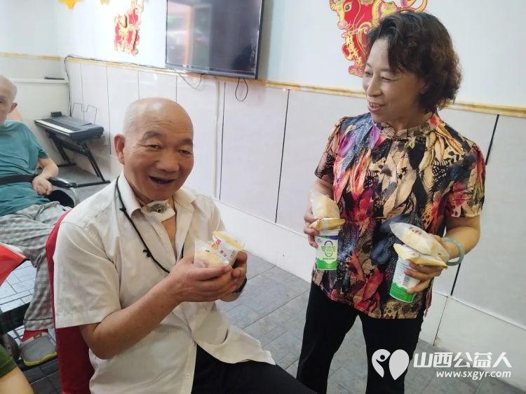 太原市源缘圆老年公寓喜迎103周年党的生日,晋源区社会组织党建指导员刘梅岭七一来看望老人 - 第14张 - 山西公益人 太原市源缘圆老年公寓喜迎103周年党的生日,晋源区社会组织党建指导员刘梅岭七一来看望老人 - 第14张