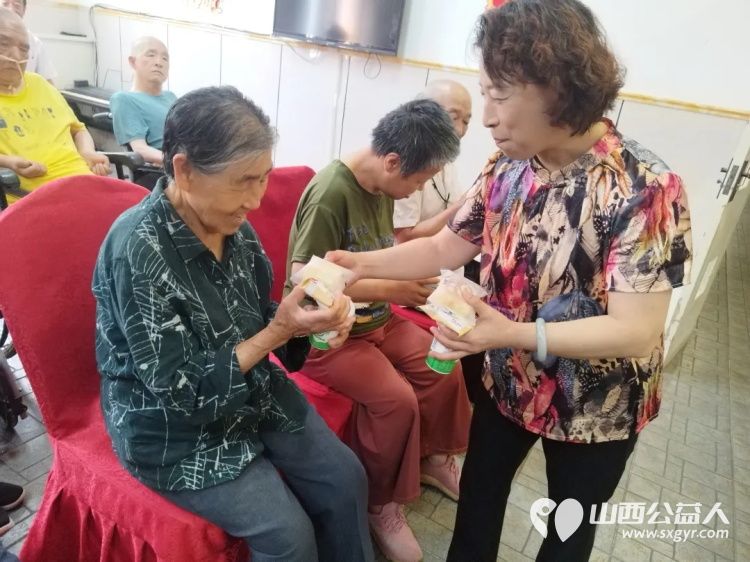 太原市源缘圆老年公寓喜迎103周年党的生日,晋源区社会组织党建指导员刘梅岭七一来看望老人 - 第10张 - 山西公益人 太原市源缘圆老年公寓喜迎103周年党的生日,晋源区社会组织党建指导员刘梅岭七一来看望老人 - 第10张