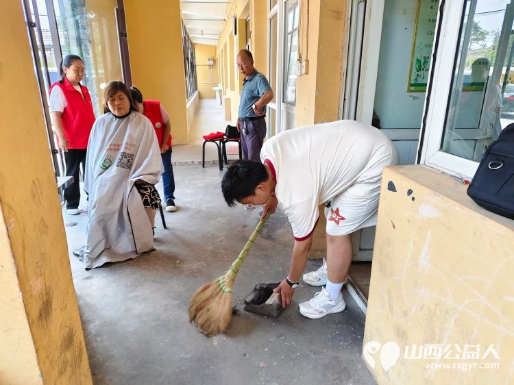 介休市龙凤镇峪子村迎来了介休市敬老协会敬老爱老助老行动志愿者给老人们义诊理发 - 第9张 - 山西公益人 介休市龙凤镇峪子村迎来了介休市敬老协会敬老爱老助老行动志愿者给老人们义诊理发 - 第9张