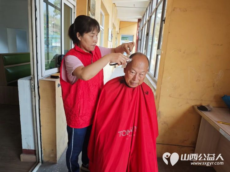 介休市龙凤镇峪子村迎来了介休市敬老协会敬老爱老助老行动志愿者给老人们义诊理发 - 第4张 - 山西公益人 介休市龙凤镇峪子村迎来了介休市敬老协会敬老爱老助老行动志愿者给老人们义诊理发 - 第4张
