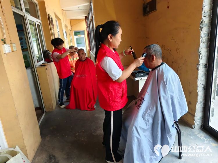 介休市龙凤镇峪子村迎来了介休市敬老协会敬老爱老助老行动志愿者给老人们义诊理发 - 第6张 - 山西公益人 介休市龙凤镇峪子村迎来了介休市敬老协会敬老爱老助老行动志愿者给老人们义诊理发 - 第6张