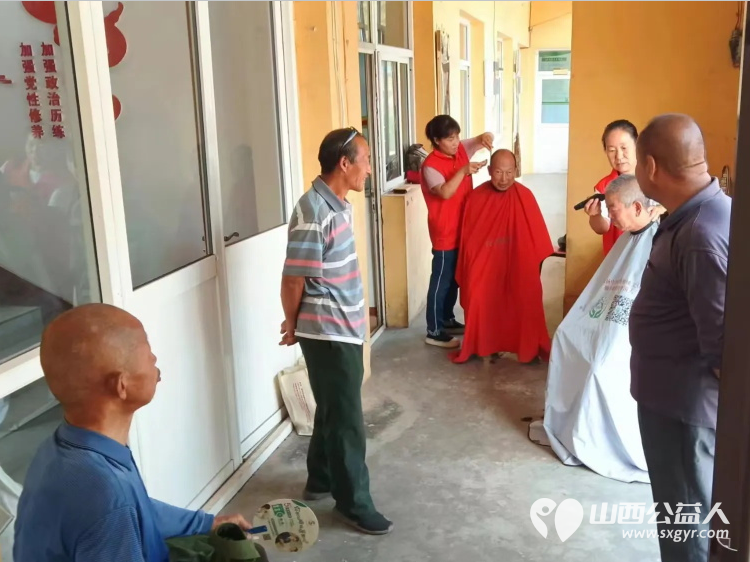 介休市龙凤镇峪子村迎来了介休市敬老协会敬老爱老助老行动志愿者给老人们义诊理发 - 第8张 - 山西公益人 介休市龙凤镇峪子村迎来了介休市敬老协会敬老爱老助老行动志愿者给老人们义诊理发 - 第8张