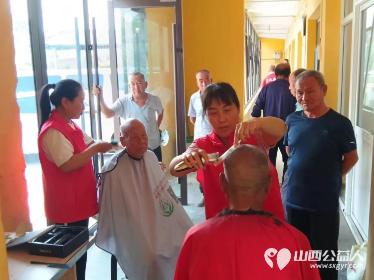 介休市龙凤镇峪子村迎来了介休市敬老协会敬老爱老助老行动志愿者给老人们义诊理发 - 第10张 - 山西公益人 介休市龙凤镇峪子村迎来了介休市敬老协会敬老爱老助老行动志愿者给老人们义诊理发 - 第10张