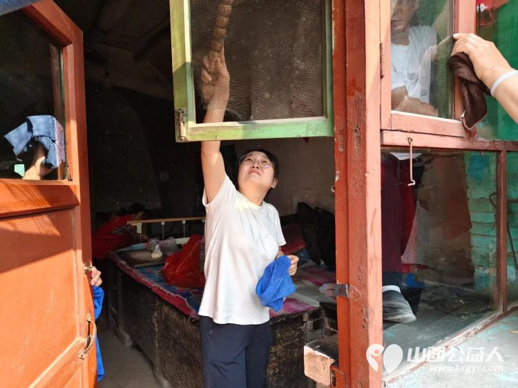 介休市敬老协会志愿者在龙凤镇峪子村入户特困老人84岁杜宏奎家中服务老人 - 第11张 - 山西公益人 介休市敬老协会志愿者在龙凤镇峪子村入户特困老人84岁杜宏奎家中服务老人 - 第11张