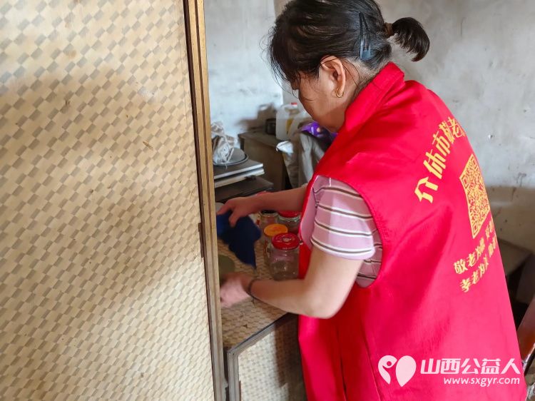 介休市敬老协会志愿者在龙凤镇峪子村入户特困老人84岁杜宏奎家中服务老人 - 第10张 - 山西公益人 介休市敬老协会志愿者在龙凤镇峪子村入户特困老人84岁杜宏奎家中服务老人 - 第10张