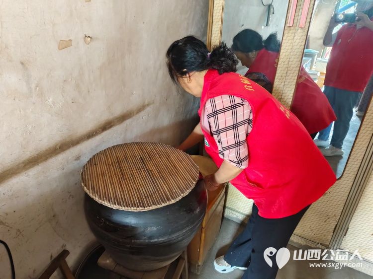 介休市敬老协会志愿者在龙凤镇峪子村入户特困老人84岁杜宏奎家中服务老人 - 第9张 - 山西公益人 介休市敬老协会志愿者在龙凤镇峪子村入户特困老人84岁杜宏奎家中服务老人 - 第9张