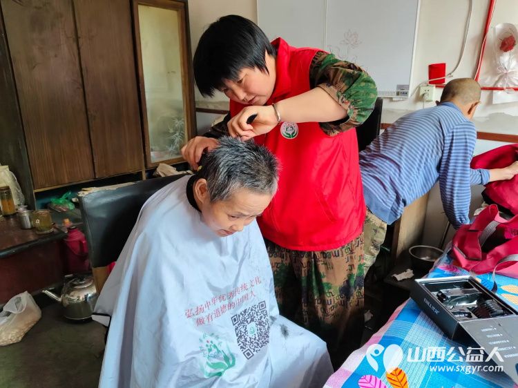 介休市敬老协会志愿者在龙凤镇峪子村入户特困老人84岁杜宏奎家中服务老人 - 第6张 - 山西公益人 介休市敬老协会志愿者在龙凤镇峪子村入户特困老人84岁杜宏奎家中服务老人 - 第6张