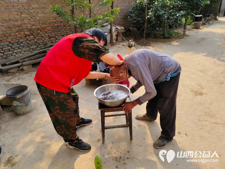 介休市敬老协会志愿者在龙凤镇峪子村入户特困老人84岁杜宏奎家中服务老人 - 第5张 - 山西公益人 介休市敬老协会志愿者在龙凤镇峪子村入户特困老人84岁杜宏奎家中服务老人 - 第5张