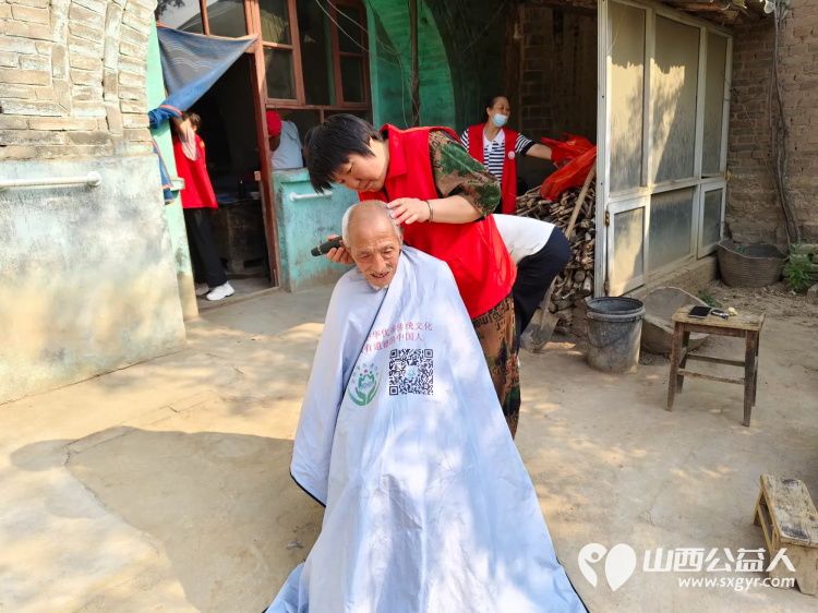 介休市敬老协会志愿者在龙凤镇峪子村入户特困老人84岁杜宏奎家中服务老人 - 第4张 - 山西公益人 介休市敬老协会志愿者在龙凤镇峪子村入户特困老人84岁杜宏奎家中服务老人 - 第4张
