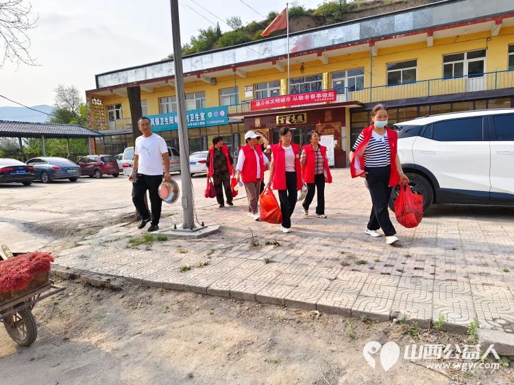 介休市敬老协会志愿者在龙凤镇峪子村入户特困老人84岁杜宏奎家中服务老人 - 第2张 - 山西公益人 介休市敬老协会志愿者在龙凤镇峪子村入户特困老人84岁杜宏奎家中服务老人 - 第2张